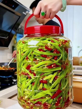 香辣贡菜干一打开袋,那股子鲜辣的香味就直钻鼻子!条条脆生生的,裹着红亮的辣椒面,看着就勾人。  抓一把放嘴里,咔嚓一声脆响,先是辣得舌尖发麻,接着是贡菜本身的清爽回甘,越嚼越香,根本停不下来。  不管是当零食,还是撒在泡面、米饭里,都能瞬间让味道升级,鲜辣过瘾。  #香辣贡菜干 #嘎嘣脆 #鲜辣过瘾 #零食必备 #下饭神器@DOU+上热门 @DOU+小助手