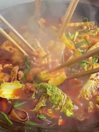 冬日暖锅就靠它,贵州豆豉火锅底料太香了! 冬天吃啥都没胃口?试试这调料!鲜香麻辣超开胃!#朱孝天挑战100块手信街吃到饱#干巴菌浓缩了云南山野精华#用电饭煲轻松搞定糖炒板栗#你的中秋团圆搭子前来报到#伊拉克老王打卡宁夏寸节炒面