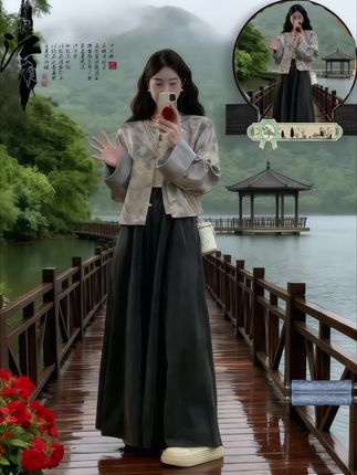 新中式穿搭|在烟雨江南邂逅古韵与摩登的碰撞 一身新中式穿搭,把江南的诗意穿在身上。浅灰提花短款外套,袖口的撞色设计添了几分雅致,搭配墨色阔腿裙,行走间尽是温婉大气。漫步在烟雨朦胧的栈道上,传统与现代的风格交织,就像在江南的水墨画卷里,写了一笔属于当代的时尚注解~ #新中式穿搭 #新中式国风 #国风套装 #气质女神 #大码女装
