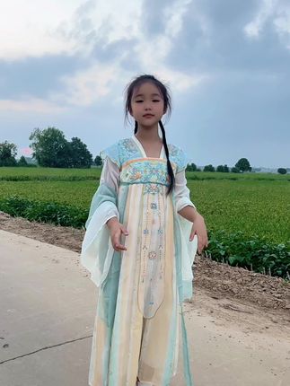总要做一回汉服风少女,小小的人儿,着仙仙的汉服,做个可爱的姑娘,不烦世事#中秋国庆动起来 #汉服之美在华夏 #仙气古风舞蹈推荐 #国庆出行穿搭 #骗你生女儿