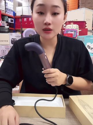 今天所有付款的姐妹,我还再给你们带一个分嘴,哇塞,造型分嘴还给你们去带上,还行吧?你们吹那种直发呀,吹那种大卷大波浪啊?都给你们带上造型的,这个这个你们去配,我们戴森是几百块钱一个。这个是有质感呢,这个将近就是两百五十克了,因为吹风机他是两百五十克,他的重量就基本是在我们的电机上的一个重量。然后这个呢是也是我们配的话也是非常贵的,这个今天情人节我再给你们去带上。