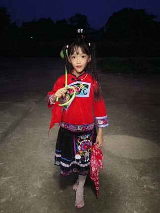 单亲家庭从小是奶奶带大的。