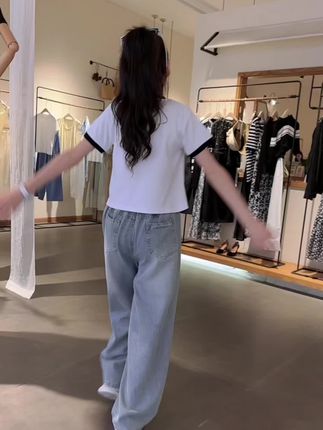 A股,现货黄金早盘涨势不止,首次突破3270美元/盎司,国内金饰价格再次突破千元关口。#国际金价再创新高#第1眼TV口说有屏#媒体精选计划