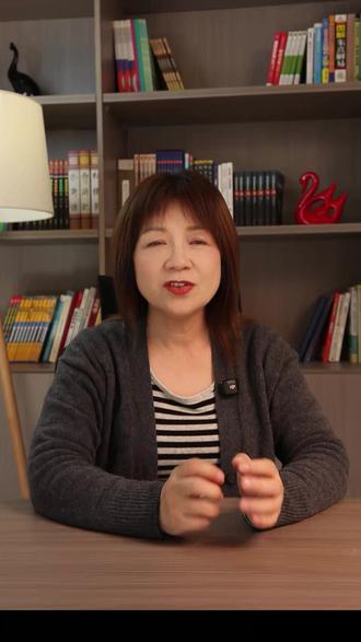 蛇象征你回避的情绪。它在“家”里,说明问题就在身边。别人不怕,是因为恐惧在你心里,不在蛇身上。 #梦的解析 #解梦 #情绪管理 #原生家庭 #心理学