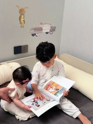 点点穿的睡袋太舒服了 给哥哥也安排一件 他们两个晚上都是自己睡的 穿着睡袋我也不用担心踢被子