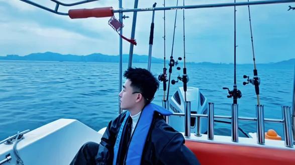 #精选者计划 @TiAmo.hhl: Fate is fragile,meeting you is my blessing.
缘分本就稀薄,你我相识已是万幸。