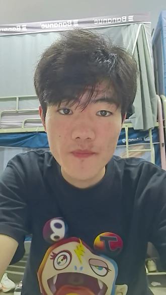 小白可实现真正token自由 不过还是建议大家最好别用U盘,因为传输速率太慢,会导致文件输出输入很不流畅,甚至会卡死。最好还是买一个固态硬盘推荐爱国者P6或p5(传输速率在2000以上)#AI #ai本地部署 #马维斯 #千问
