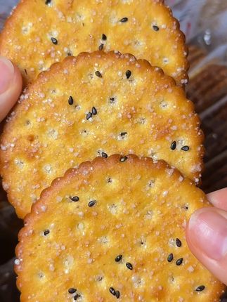 8090后们都吃过的黑芝麻饼干,现在还都是独立包装,每一片饼干上面都撒满了黑芝麻和白砂糖,吃起来酥酥脆脆的口感#美食 #零食推荐#好吃到停不下来 #追剧小零食 #童年记忆小零食