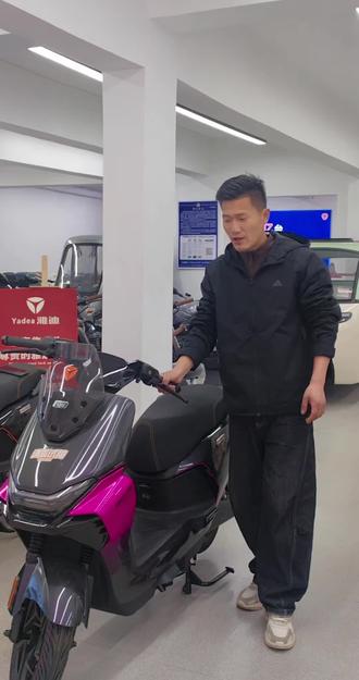 雅迪白鲨二代90 到店。#白鲨 #雅迪冠能2026全新上市