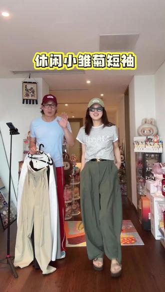 和闺蜜夏日清爽穿搭get✅
经典小雏菊短袖T恤
简约大气又自带氛围感
正肩版型还藏肉 显瘦效果直接拉满
日常休闲、通勤遛弯都适配
多色可选 和闺蜜一起穿
清爽干净的夏日气息 平价质感拉满
这个夏天的衣柜 真的少不了它~
#夏日ootd #通勤穿搭 #简约基础款 #女生短袖 #不费力穿搭