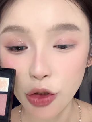 挖到宝了,一盘眼影单颗成妆!水晶三色眼影盘,不需要任何手法,搞定眼影下至卧蚕腮红,而且还买一送一,性价比超高!姐妹们,赶紧冲!#眼影盘 #眼影 #美妆好物 #仙女眼影 #这也太好看了