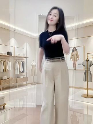 “翩若惊鸿,婉若游龙。”   一袭简约黑衣,舞动间尽显优雅。🎶💃   #跟着音乐节奏嗨起来 #休闲放松