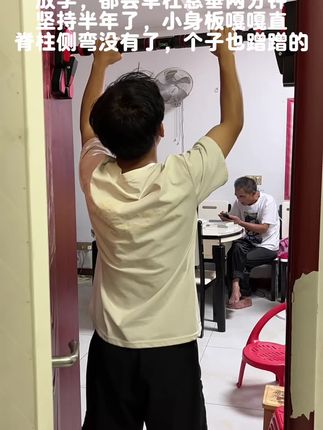 自从发现孩子脊椎侧弯,愁的整夜睡不着。听从白大褂的建议家里安装个单杠,每天让孩子在上面悬垂一会,舒展身体还可以增强手臂力量。孩子也变得更加自信阳光。#脊椎侧弯#体态纠正#育儿经验分享 #拉单杠