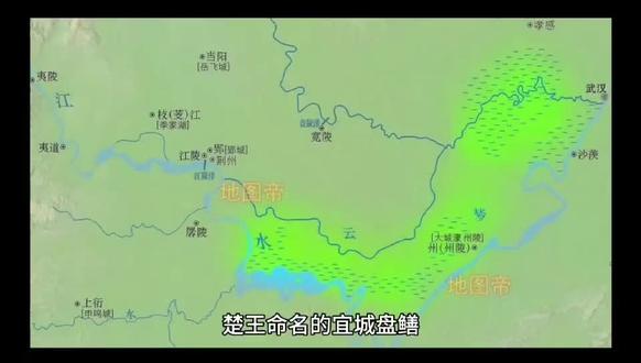 楚王命名的宜城盘鳝 在云梦泽的历史长河中,每一道名菜背后都承载着一段段引人入胜的故事,而云梦泽襄阳的宜城盘鳝,更是以其独特的风味与传奇的来历,成为了华夏美食文化中一颗璀璨的明珠。关于宜城盘鳝的来历与传说,犹如一幅幅生动的历史画卷,缓缓展开在世人面前,让人不禁沉醉其中,流连忘返。
且说这云梦泽宜城盘鳝,其历史悠久,文化底蕴深厚,关于它的起源,流传着两个脍炙人口的版本,每一个版本都充满了传奇色彩,令人回味无穷。
其一,乃楚成王赐名之说。故事发生在春秋战国时期的楚国故都宜城近郊,那是一个风和日丽的午后,楚成王微服私访,不经意间踏入了一个名叫甄三的村民家中。甄三夫妇初见天子驾临,心中难免慌乱,家中并无佳肴相待,唯余半桶活蹦乱跳的小鳝鱼。情急之下,甄三的妻子不慎将活鳝鱼倾入油锅,甄三见状,急中生智,迅速加入调料爆炒。未曾想,这一番无心之举,竟意外烹制出了一道色香味俱佳的佳肴。楚成王品尝之后,大为赞赏,连声询问此菜之名。随行的大夫瞥见盘中鳝鱼蜿蜒盘旋,形似楚文化中的蟠虺纹,便灵机一动,建议楚成王将其命名为“盘龙鳝”。楚成王欣然采纳,并特赐甄三进宫,专为此菜掌勺。然而,宫廷之中忌讳颇多,为了避免触犯禁忌,这道菜最终改称为“盘鳝”,并流传至今。
其二,则是伍子胥命名之说。相传,在楚国风雨飘摇之际,大臣伍子胥因直言进谏而遭贬谪,逃亡途中,曾暂避于一农夫家中。农妇见伍子胥面容憔悴,心生怜悯,便用家中仅有的小鳝鱼,精心烹制了一道菜肴。她巧手将鳝鱼盘成蚊香形状,既美观又便于入味。伍子胥品尝之后,赞不绝口,感叹其美味绝伦,遂将其命名为“盘龙鳝”。这一名称,不仅体现了伍子胥对这道菜的喜爱,更成为了他对那段逃亡岁月的深刻记忆。此后,“盘龙鳝”之名便随着伍子胥的足迹,流传四方,成为了楚地的一道名菜。
无论是楚成王赐名之说,还是伍子胥命名之说,都赋予了云梦泽宜城盘鳝以深厚的文化底蕴和历史内涵。它不仅是一道美味佳肴,更是一部活生生的历史教科书,让人在品尝美食的同时,也能感受到那份穿越时空的文化魅力。
宜城盘鳝,作为湖北襄阳的著名传统名菜,其肉质鲜嫩,味道醇