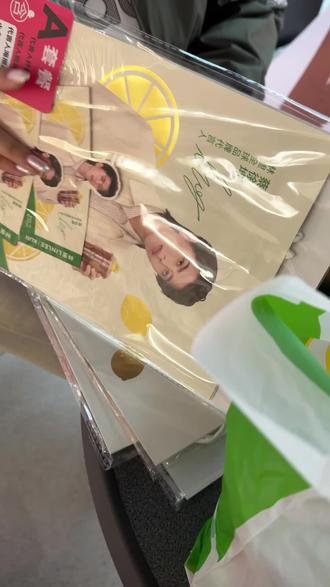林里!all in坤坤的周边 今天来拆个周边,早上10点40就已拿到🥰#蔡徐坤 #林里手打柠檬茶 #蔡徐坤林里 #LINLEE #linlee周边