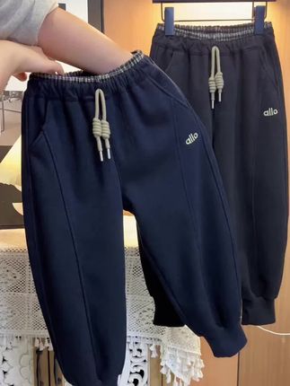 降温了,给儿子准备了简约又百搭的加绒卫裤,保暖又好看~#高品质童装 #面料柔软舒适 #休闲裤 #每日童装穿搭分享 #男童穿搭
