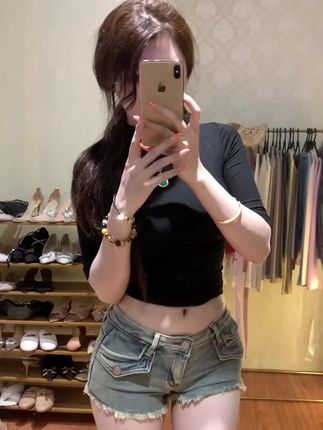 低腰丰胯毛边牛仔超短裤女2025年秋季新款收腰显瘦显腿长辣妹热裤#毛边牛仔短裤 #秋季新款 #收腰显瘦 #辣妹热裤 #气质穿搭