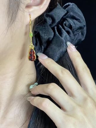 东方美学少不了的红色系列 血珀葫芦耳钩给的中式美学真的爱了! #东方美学#耳环#银饰#心动珠宝季#愿称定制珠宝为七夕有效礼物