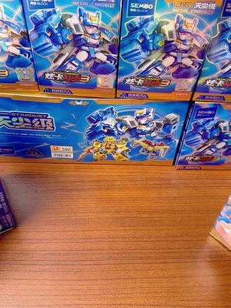 超炫电光王,拼装乐趣停不下来! 今天是周末了!来一起看看我新入手的炫卡斗士吧~喜欢吗?#儿童玩具 #积木人仔 #年轻人的春节手工年货大赏 #炫卡斗士 #炫卡斗士玩具