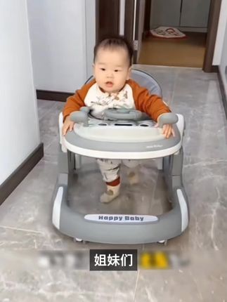 宝宝学步车怎么选?一定要选这种三角结构的,稳固又安全,还带有防滑刹车,能很好的锻炼宝宝平衡力,而且还能很好的预防O型腿。座椅的高度可以多档调节,宝宝坐里面很舒服,不用的时候还可以一键折叠收纳起来,放在家里也不占地方,赶紧给你家宝贝安排上吧!