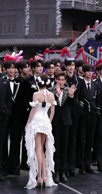 龙浩天妹妹“开场舞蹈”美呆啦! #龙浩天户外直播 #龙浩天妹妹