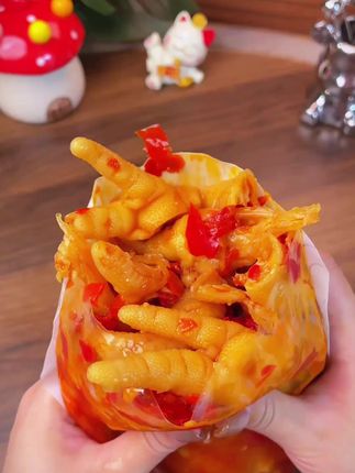 这个#脱骨侠酸辣无骨鸡爪 真的太好吃啦!现做现发的很新鲜,酸酸辣辣很入味真的绝了#无骨鸡爪 #好吃到停不下来 #妈呀太香了#创作灵感