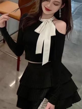 #秋天到了,衣柜里一定少不了这样一套小香风套装,穿上它去上班,同事们都以为我换人了,它的版型真的太好了,上身特别显瘦,而且很百搭,不管是逛街还是聚会,穿出去都超有面子,这套衣服简直太适合秋天了,喜欢的朋友千万不要错过,赶紧点击下方链接下单吧!