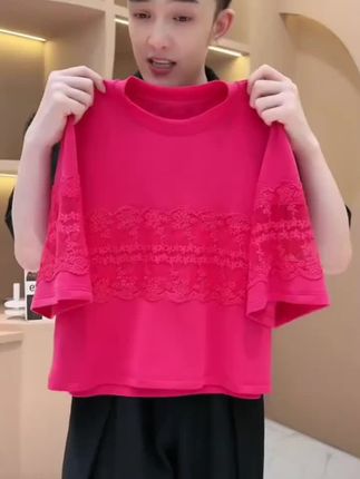 夏轻薄透气珊瑚红拼接 蕾丝时尚短袖T恤#时尚潮流女装 #个性时尚 #面料舒适透气 #夏季新品 #穿出自信穿出美丽