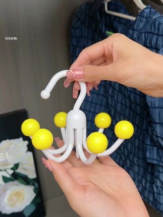 就是这个可以旋转的小勾勾也太适合我们女生了吧,有了它,衣柜里的这些吊带就不用再占那么多衣架了,还特别乱,他一个就能代替六个,而且要穿哪个转一下就能找到,也不用在抽屉里乱翻,还可以挂帽子、挂包包、小丝巾什么的,尤其是咱们女生,吊带背心多的可以多备上几个。#衣帽间挂钩