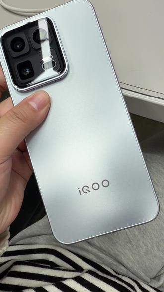 《iqoo15ultra》iqoo15ultra,升级了好多。就是手机的黑边太粗了,扣这个原厂膜扣了半小时你敢信!!#iqoo15ultra #iqoo15ultra钢化膜 #iqoo15 #iqoo#数码科技