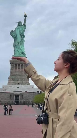 今天参观了自由女神岛和埃利斯岛,自由女神岛(Liberty Island),用官方名字称呼的话是 “自由岛” ,因矗立着著名的 自由女神像 而闻名于世。自由女神像:作为世界级地标,由法国赠予,是为纪念美国独立100周年而建造。总高93米,仅女神像就有46米。
· ⚖️ 重量:总重达204公吨(约229吨)。
· 👀 象征:右手高举火炬,左手持刻有“1776年7月4日”的《独立宣言》,脚下踩着断裂的锁链,象征着挣脱暴政与奴役。
“埃利斯岛”它和自由女神像同属一个国家纪念区,必须乘坐同一班官方渡轮才能抵达。
作为1892年至1954年间美国最繁忙的移民检查站,埃利斯岛见证了超过1200万移民进入美国的历史,被誉为“希望与泪水的岛屿”。如今,岛上主要建筑已修复为埃利斯岛国家移民博物馆