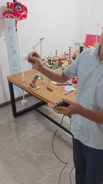 厚纸板与薄卡纸 用对比实验引发同学们思考,是用厚纸板,普通卡纸,方形还是圆形的哪一种能够切开塑料瓶?#物理实验 #压强