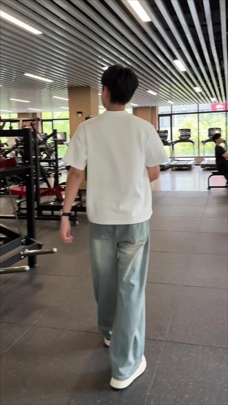 健身房里的宝藏牛仔裤大揭秘 #男生cleanfit穿搭技巧 在健身房展示独特牛仔裤,讲特点与价格,直播间可购。