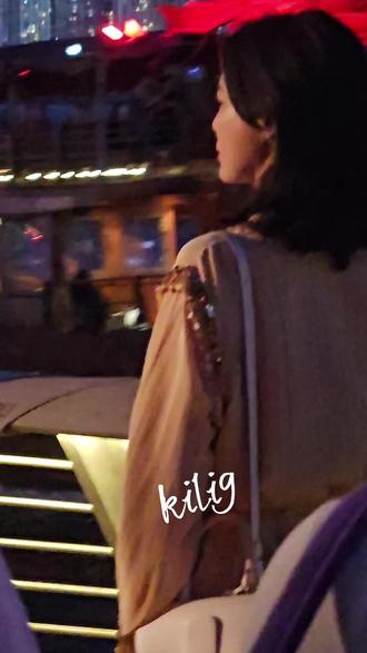 那一天 维港的风好大#辛芷蕾 #郑希怡 #女神蒙上眼