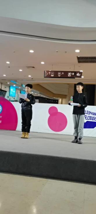 旁白:呼叫 81192,这里是553,我奉命接替你机执行巡航任务,请返航。81192收到,我已无法返航,你们继续前进。
81192,是一个暗号。
2002年至今,每年的4月1日,中国海空军都会向南海区域无差别地发送一条电台信号81192,请返航!
为了呼唤一架永远不可能回来的战机。
为了铭记一位永远不可能回来的英雄。
时间退回到24年前,2001年4月1日8时36分,我海军航空兵某部发现美军侦察机活动。8时45分两架战备的歼-8ll 战机奉命起飞拦截,8时52分战机雷达劫获目标,随即锁定目标。9时05分,美机发现我方战机,随即调整航向,我方战机跟进美机监视,双方相距400米,9 时07分,美机突然大动作转向,撞向王伟驾驶的81192号座机,EP-3E侦察机巨大的螺旋桨瞬间削掉了81192号座机的尾翼,30秒后,王伟座机失控,开始坠落。
编号81192 飞行员王伟,再也没能返航。
海军共出动舰艇113艘,军民共出动搜寻人员10万余人在8万多平方公里的区域内反复搜寻。
14日,根据多方面情报分析判断,王伟已无生还可能。
4月15日,中国海军舰艇在撤离搜救区前,为已经牺牲的王伟鸣笛致哀。
笛声长鸣,海水鸣咽。
英雄王伟,他的生命永远定格在了 33岁。
王伟选择用牺牲自己生命的方式,终结了这场入侵。
那年那天,一架歼-8l和EP3轰然相撞,美机被迫降落到海南机场。中国军人以生命为代价,挽救了祖国领土主权完整和尊严。
今天,我们有了自己的飞机,我们有了自己的航母。
2012年,辽宁号正式服役,中国从此告别了没有航母的时代。
2014年,我们国产的重型战斗机已经开始服役,令美军大惊失色。
2017年国产航母下水,多少人的梦想已经实现。
今天的我们每一天都比过去更加强大。王伟,请放心,今天,祖国强大的人民军队将沿着你的航线继续巡游海空。
旁白:8119281192,这里是辽宁舰,你的巡航任务已经完成,请你立即返航。
81192 迎接你的队伍早已就备,81192公域已经清空:请返航。
英雄从未远去,他一直在南海的上空守卫着祖国的领空我们也从未忘记,每年的4月1日,我们都深情呼唤,81192请返航,请回家。