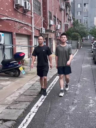 妈耶!看兵哥老6嘚瑟样,明明是我拉扯十几年长大的娃儿,现在跟他亲的让我怀疑人生,以前他在部队十几年里每次打电话回来说的最多的话就是在他心里我比孩子重要,没有我就没有孩子们,现在每次他跟智崽一起他就笑容满面,成就感满满,主要是儿子什么都听他的🤦♀️,我终于知道他做思想工作的能力有多强,兵不厌诈被他玩的明明白白的😓……