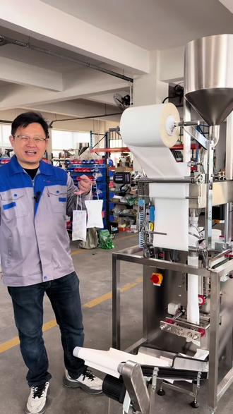 挂绳袋干燥剂包装机 这台包装机不同于以往,成型器选用翻领式成型器,成型更美观稳定,计量采用特做推拉杯,100-1000克可任意调整,物料收集性好,不乱蹦料,垂直落料,不容易夹料,横封模具冲两个挂绳圆孔,感觉这台机器稳定性行很高。#干燥剂包装机#挂绳袋包装机#防锈颗粒包装机#颗粒包装机