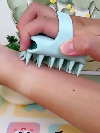 做美甲的姐妹想要洗头洗得干净,又不用用指甲洗的,快来试试这款#硅胶按摩洗头刷 边洗头边按摩真的太舒服了#硅胶洗头刷 #按摩洗头刷 #洗头护发