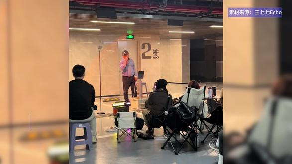 重庆一小区业主在车库开音乐会,车库摇身一变“K歌现场”