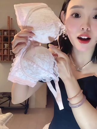 真的太美了!它是非常法式非常精致的一件,整个外面全部都是这种手工刺绣的鸢尾花,穿上去之后就显得整个人很贵气很高级。#无限回购的宝藏单品 #聚拢调整型内衣 #内衣推荐