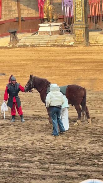 相互配合才能成功飞身上马,尤其是两个女孩子👧。#飞身上马 #搭档的重要性 #飞身上马技巧 #清明上河园 #开封旅游 @清明上河园