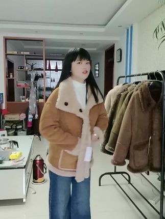 冬天穿羽绒服显臃肿,穿大衣又冻得发抖?这件皮毛一体我穿出门,暖得不要不要的。