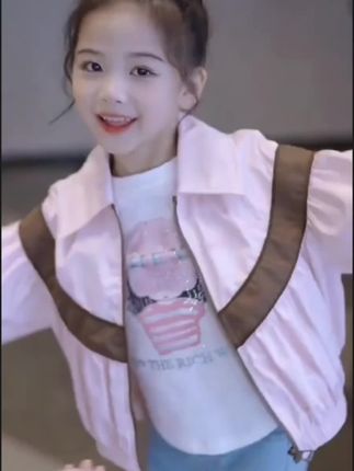 这个秋天当然要给女儿穿粉粉的棒球服外套呀,真的太好看,太洋气了。这个秋天当然要给女儿穿粉粉的棒球服外套呀,真的太好看,太洋气了。#童装上新 #潮童穿搭 #高品质童装 #女童穿搭 #潮酷穿搭 @DOU+上热门 @DOU+小助手
