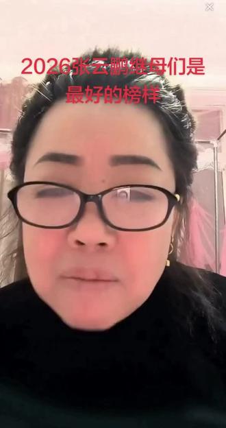 张云鹏继母真的很棒,她说这么多志愿者好心人都帮忙,也早知道老伴找儿子的事,帮不了什么大忙,这不张云鹏回来了做点好吃的给他,别的大忙也帮不了,话说这位阿姨真的家里忙做吃的,洗洗刷刷,还把家里打理很干净,肯定很相爱,自己的房子也和张云鹏爸爸一起住,不嫌弃老伴没房子啥的,也很善良的阿姨🫶👍✊