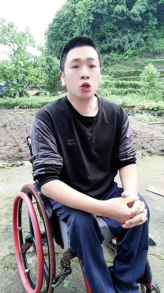 "如果我没有坐轮椅,那你是不是就愿意跟我做朋友啦? 屏幕前的陌生人可以回复我一句,你好吗?这样我就能感受到你的善意了。 我先来,你好#励志正能量 #残疾人正能量 #轮椅人生 #上热门