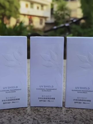 用过最好用的荟悉亦田光感透亮防晒霜没有之一,很好用,清爽不油腻,成膜也很快,味道是一股清香味,很好闻,妆前乳、防晒、隔离三合一、喜欢的闭眼入,真心推荐#好用不贵 #护肤好物 #自用好物推荐 #防晒霜
