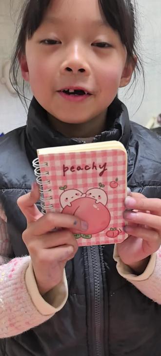 #儿童绘画作品 喜欢画画的小女孩