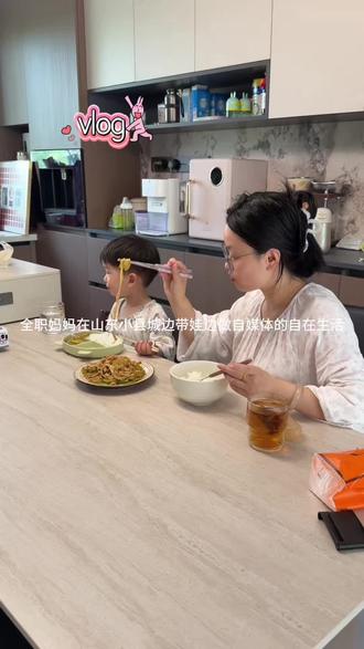 哄了一个半小时远哥还是没睡着 此刻凌晨10分远哥在客厅玩的正嗨 我刚剪好视频 准备晾衣服 收拾客厅 明天我们娘俩一定要十点起床🥹#日常vlog #记录真实生活 #婚后生活 #全职妈妈