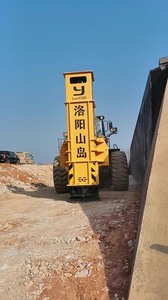 高速液压夯实机桥台台背回填夯实处理 第一,病害适配治理:针对台背作业空间狭小、传统压实盲区多、工后沉降引发桥头跳车的行业痛点,高速液压夯实机可实现深层定向压实,有效解决路基衔接段不均匀沉降难题。
第二,核心施工工艺:严控填料级配与含水率,分层回填厚度 30-50cm,采用梅花形夯点布置,按试夯确定的夯击能级与击数施工,遵循 “先边缘后中央、分层递进” 原则。
第三,全过程质量管控:以试夯锁定施工参数,过程中实时监测单点沉降量,完工后检测压实度、弯沉值与地基承载力,确保满足路基设计规范要求。
第四,安全环保管控:施工前做好桥台结构、地下管线防护,严控夯击能级避免结构损伤;采用低振动作业模式,配套洒水降尘,符合绿色施工要求。#液压夯实锤 #桥头液压夯实机 #路基液压夯实机 #振动液压夯实机 #冲击夯实机