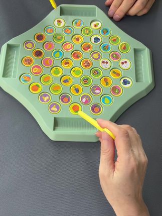 玩翻转记忆棋能锻炼孩子记忆力,让他们更善于记住图案位置;提升专注力,专注翻棋找配对;还可培养逻辑思维,思考翻棋策略,促进大脑发育。#儿童益智#启蒙教育#动手动脑#解压